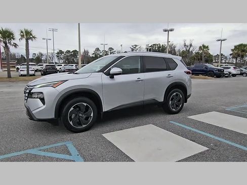 Used 2024 Nissan Rogue SV w/ SV Premium Package image 24