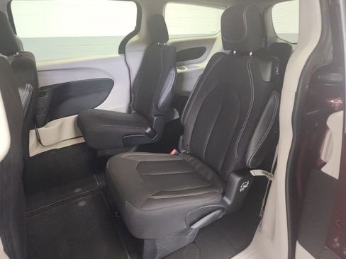 Used 2022 Chrysler Voyager LX image 13