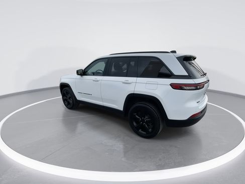 Used 2023 Jeep Grand Cherokee Limited w/ Black Appearance Package AWD/4WD image 13