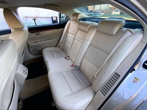 Used 2013 Lexus ES 300h Hybrid w/ Luxury Pkg image 19