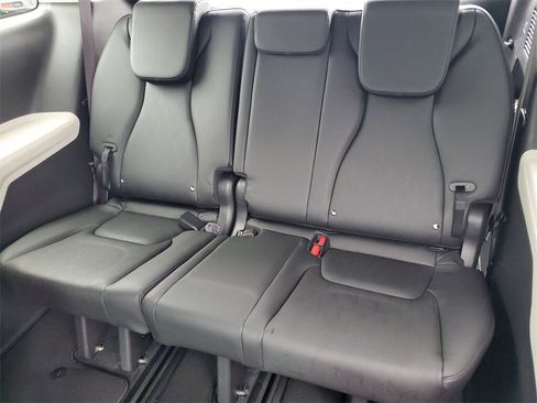 Used 2023 Kia Carnival LX image 23