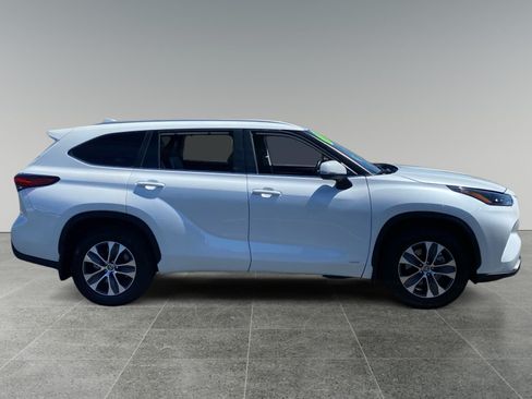 Used 2023 Toyota Highlander XLE AWD/4WD image 6