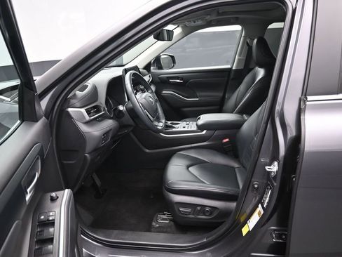 Used 2023 Toyota Highlander XLE AWD/4WD image 9