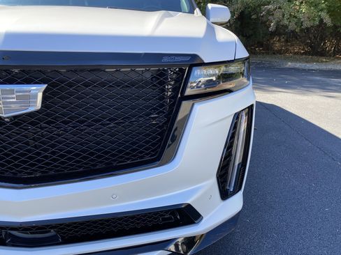 Used 2024 Cadillac Escalade V w/ LPO, ONYX Package image 14