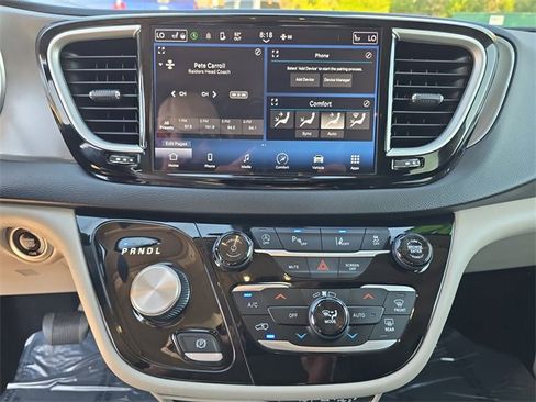 Certified 2024 Chrysler Pacifica Touring-L image 17