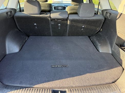 Used 2016 Kia Sorento LX image 17