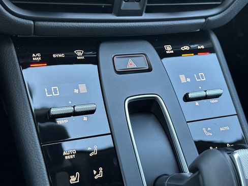 Certified 2025 Porsche Macan AWD/4WD image 23