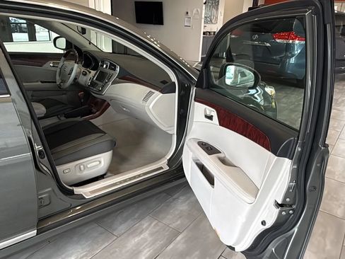 Used 2011 Toyota Avalon Limited FWD image 32