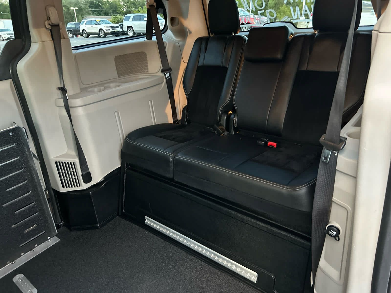 Used 2018 Dodge Grand Caravan SXT FWD image 23