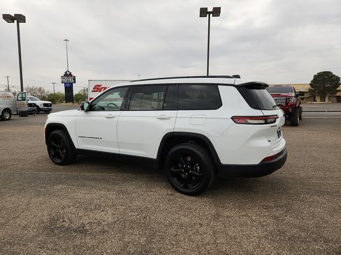 Used 2022 Jeep Grand Cherokee L Limited w/ Black Appearance Package image 4