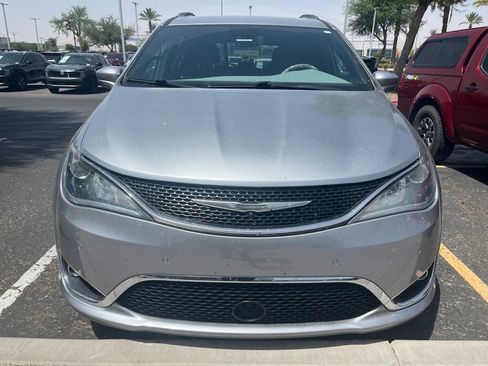 Used 2020 Chrysler Pacifica Touring-L FWD image 2