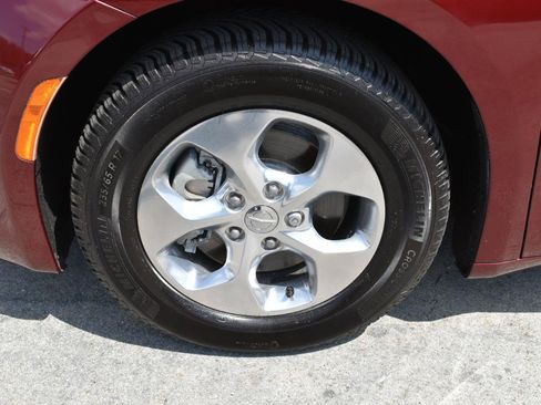 Used 2018 Chrysler Pacifica Touring-L FWD image 34