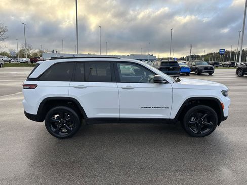 Used 2023 Jeep Grand Cherokee Altitude AWD/4WD image 9