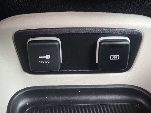 Used 2019 Chrysler Pacifica Touring-L FWD image 16