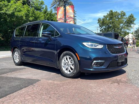 Used 2022 Chrysler Pacifica Touring-L FWD image 9