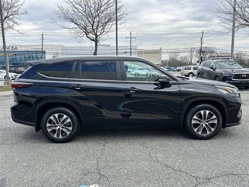 Used 2024 Toyota Highlander XLE image 9