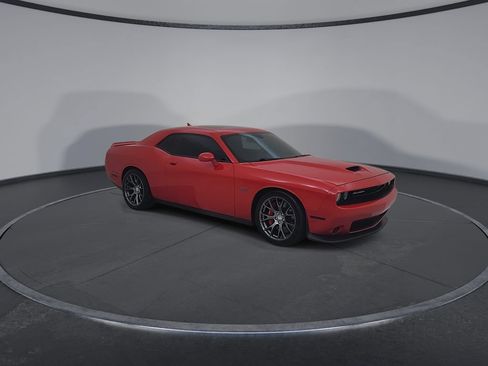 Used 2015 Dodge Challenger SRT RWD image 3