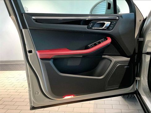 Used 2025 Porsche Macan image 26