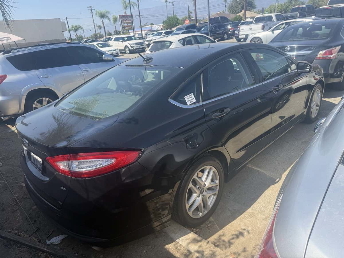 Used 2016 Ford Fusion SE FWD image 4
