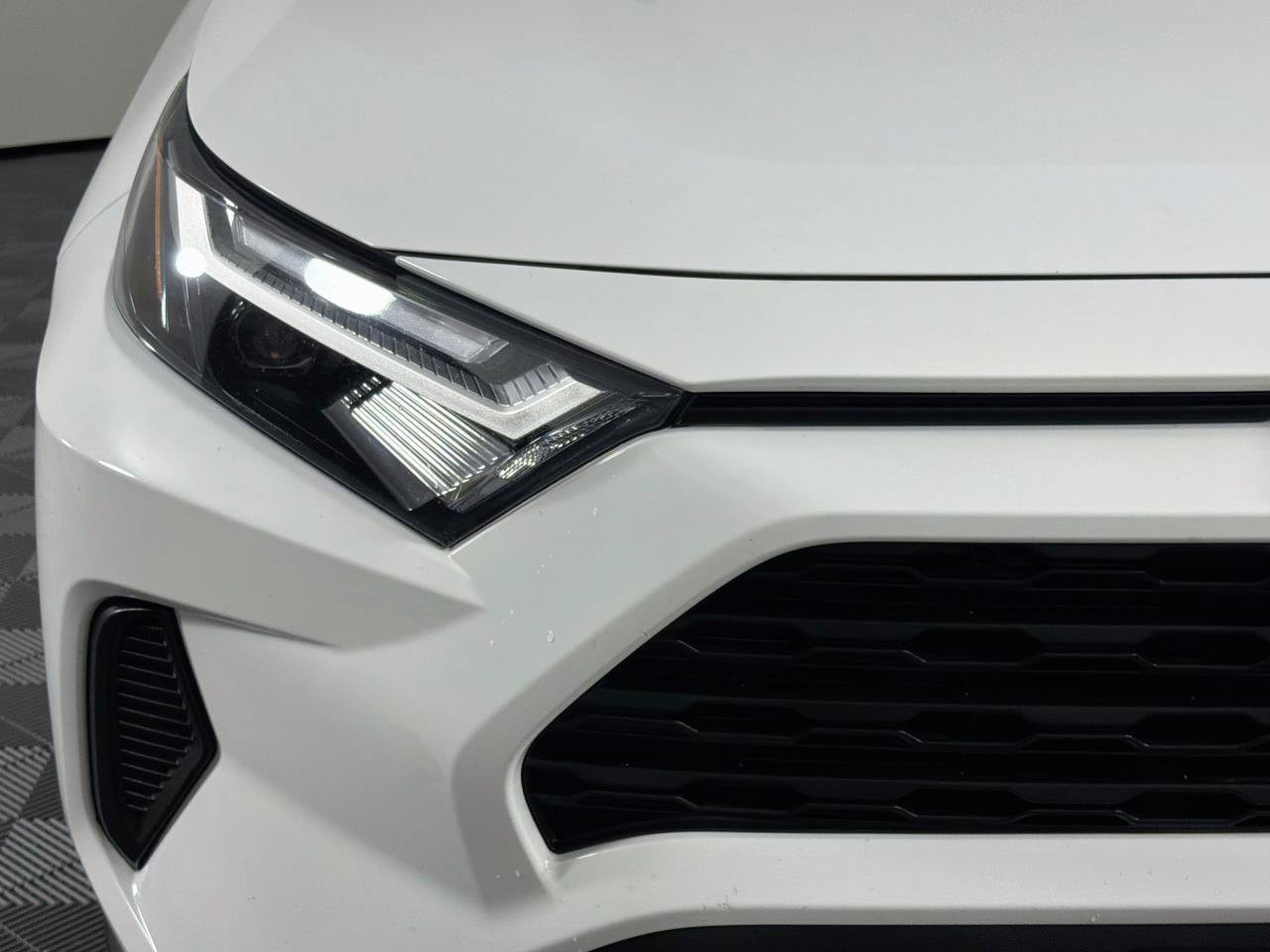 Used 2022 Toyota RAV4 XLE w/ XLE Grade Weather Package AWD/4WD image 4