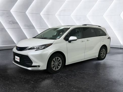 Used 2024 Toyota Sienna XLE image 3