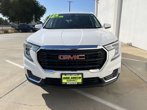 Used 2024 GMC Terrain SLE image 2