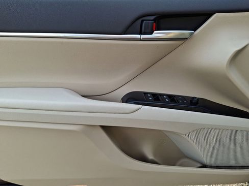 Used 2018 Toyota Camry LE image 12