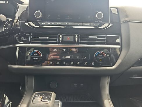 Used 2025 Nissan Pathfinder SV FWD image 23
