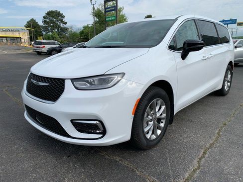Used 2024 Chrysler Pacifica Touring-L AWD/4WD image 10