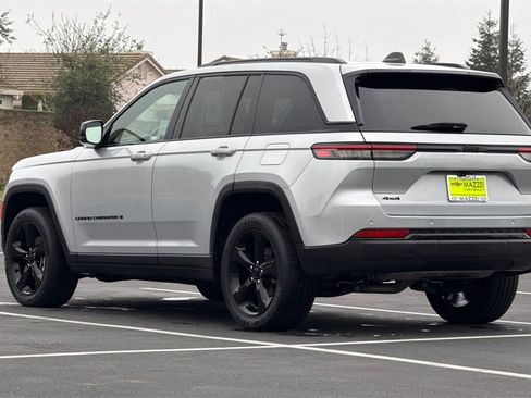 Used 2022 Jeep Grand Cherokee Altitude image 3