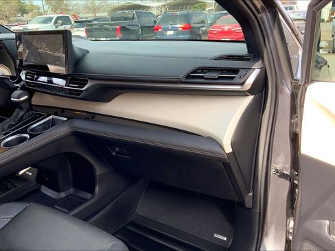 New 2025 Toyota Sienna Platinum image 19