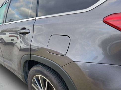 Used 2018 Toyota Highlander SE image 25