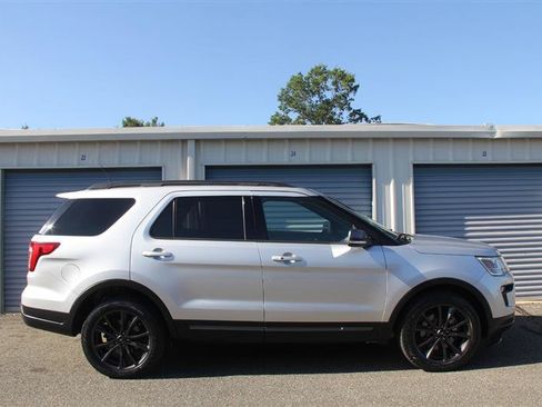Used 2019 Ford Explorer XLT w/ Equipment Group 202A AWD/4WD image 8