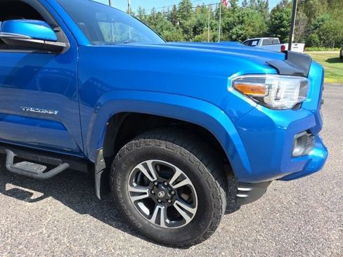 Used 2017 Toyota Tacoma TRD Sport AWD/4WD image 33