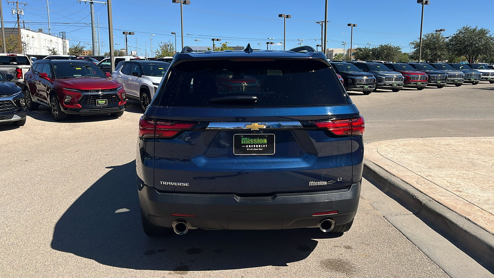 Used 2023 Chevrolet Traverse LT FWD image 7