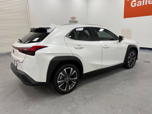 Used 2021 Lexus UX 200 w/ Accessory Package (Z1) FWD image 4