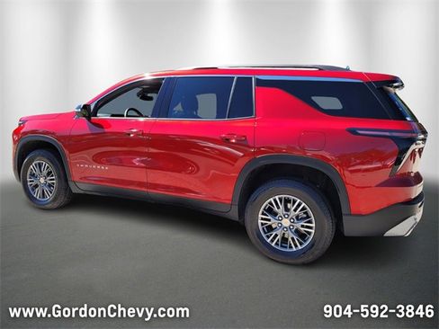 Used 2025 Chevrolet Traverse LT image 3