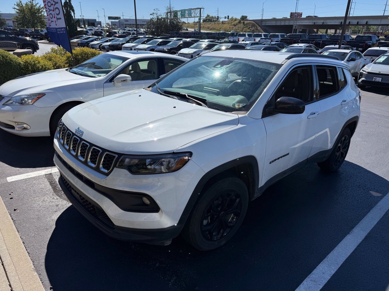 Used 2025 Jeep Compass Latitude AWD/4WD image 3