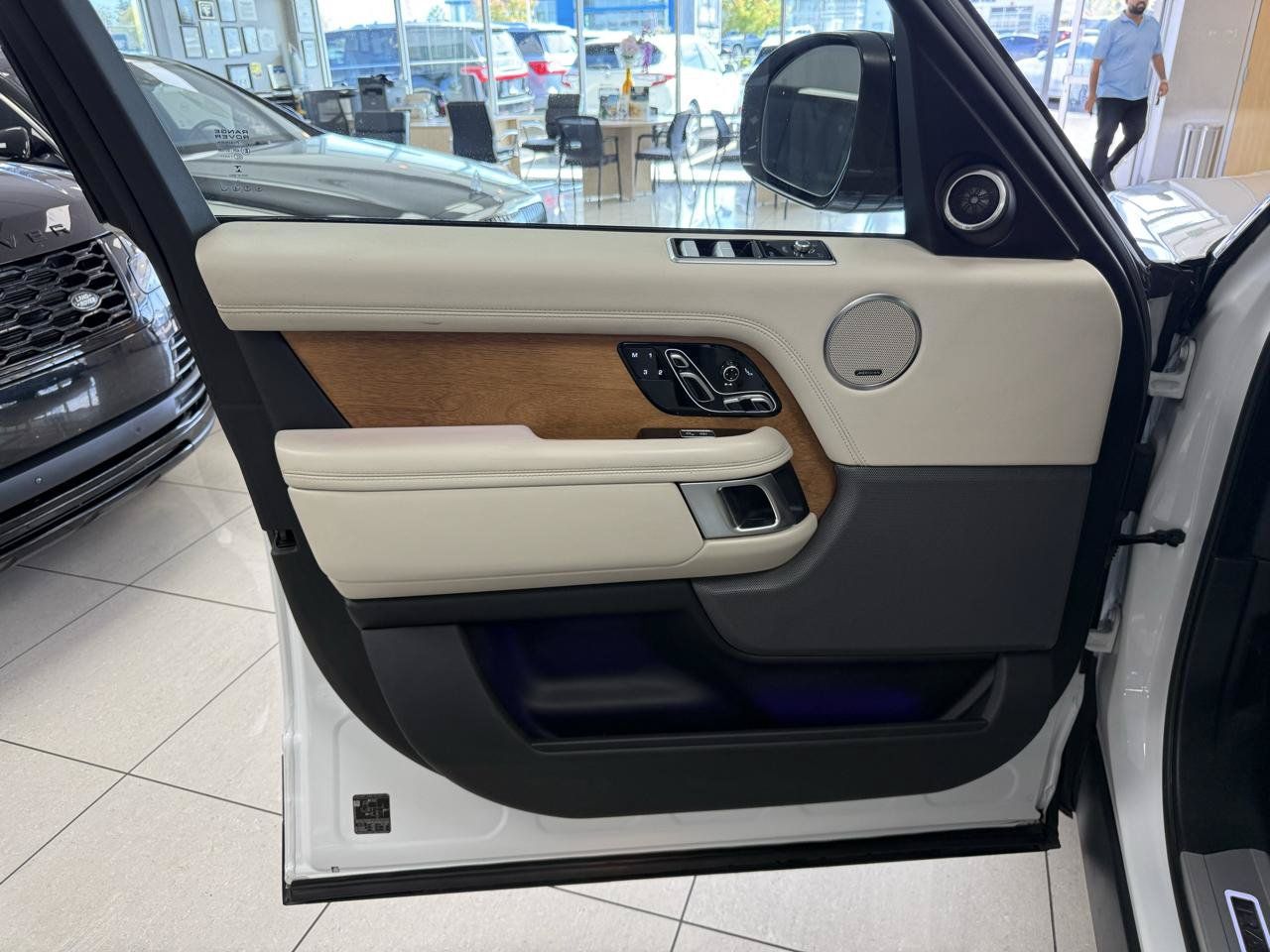 Used 2020 Land Rover Range Rover Long Wheelbase HSE AWD/4WD image 9