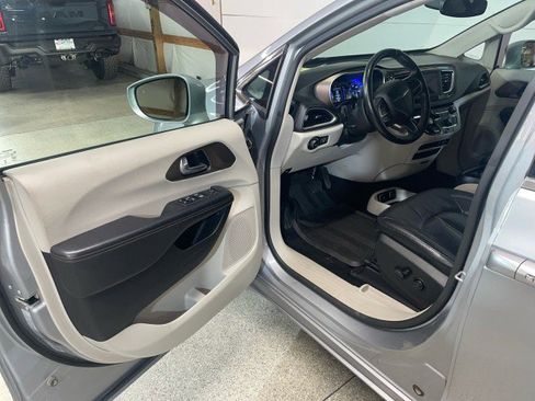 Used 2019 Chrysler Pacifica Touring-L image 9