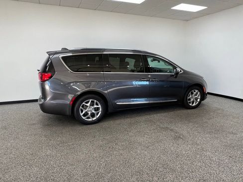 Used 2017 Chrysler Pacifica Limited w/ Advanced Safetytec Group image 23