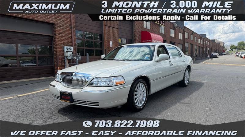 Used 2005 Lincoln Town Car Signature Limited RWD image 1