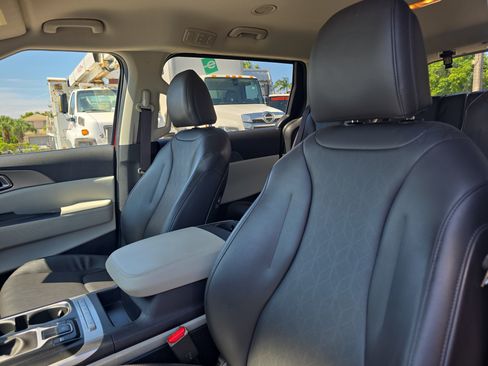 Used 2024 Kia Carnival LX FWD image 23