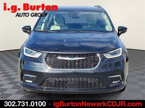 Used 2021 Chrysler Pacifica Touring-L image 2