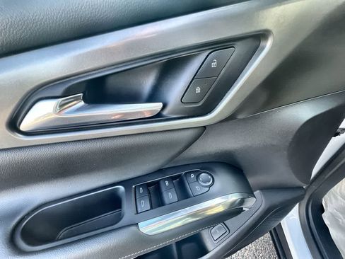 Used 2025 Chevrolet Traverse LT image 23