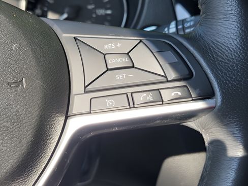 Used 2017 Nissan Rogue SV FWD image 22