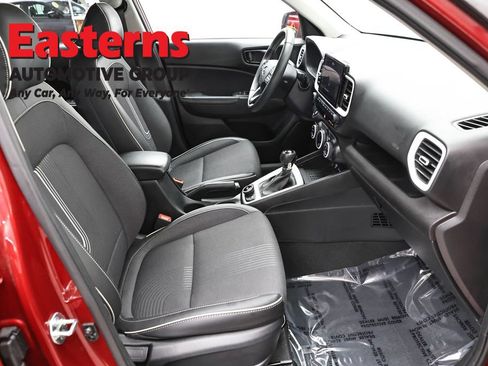 Used 2025 Hyundai Venue Limited image 25