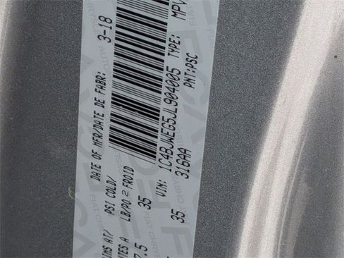 Used 2018 Jeep Wrangler Unlimited Sahara w/ Connectivity Group image 30