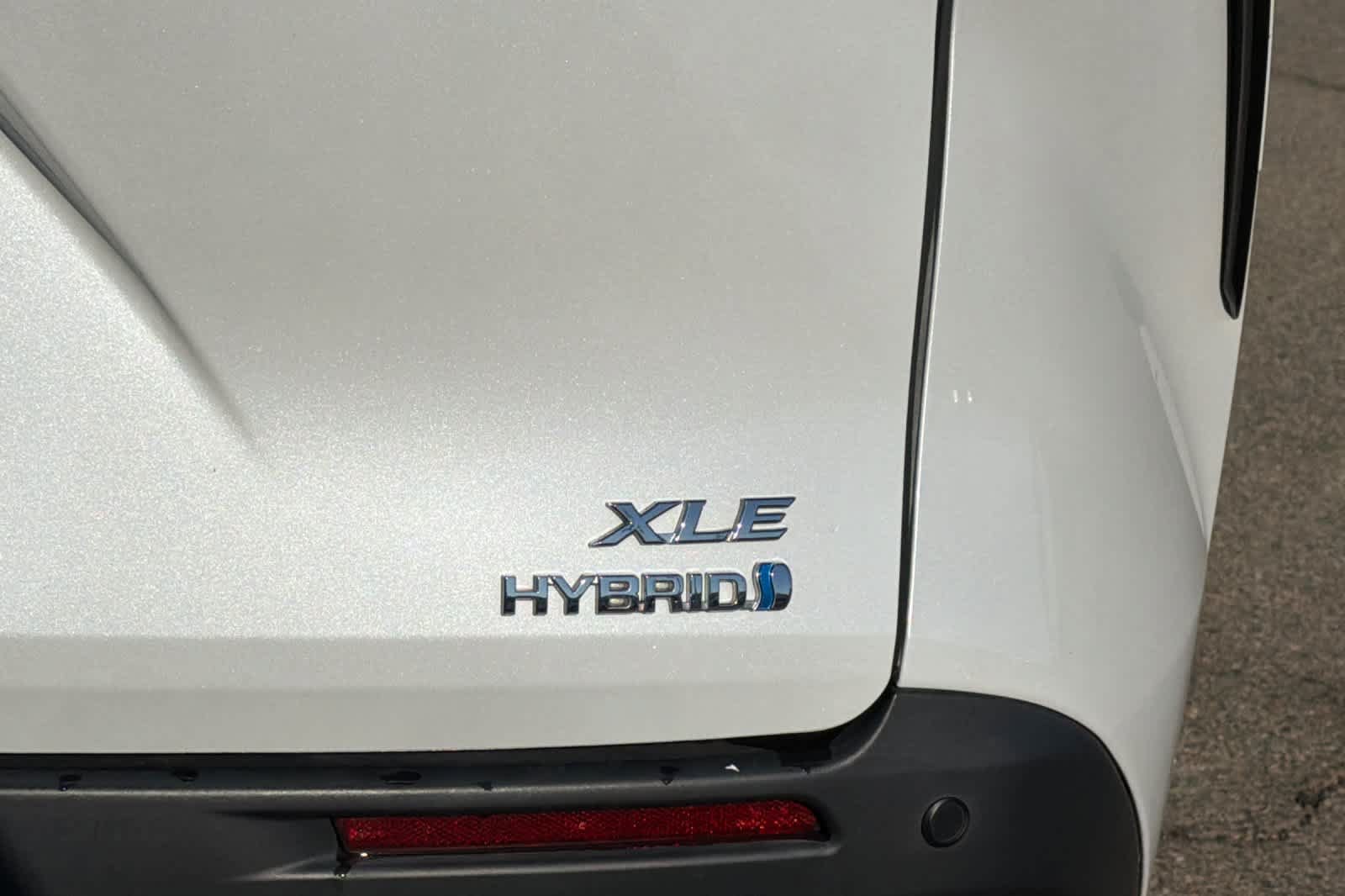 Used 2023 Toyota Sienna XLE FWD image 24