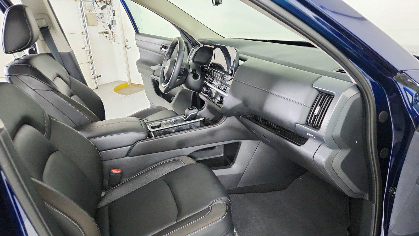 Used 2025 Nissan Pathfinder SL AWD/4WD image 27